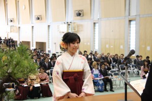 学長より学位記を受け取る経済学科総代　　田畑聡子さん