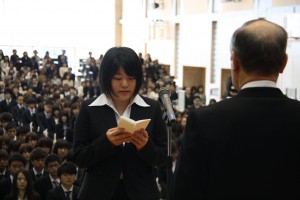 学部生代表で誓いの言葉を述べる原谷美里さん