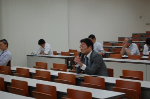 川野祐二 教授との討論の様子