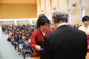 学長より卒業証書・学位記を受け取る経済学科総代 井上なつみ さん