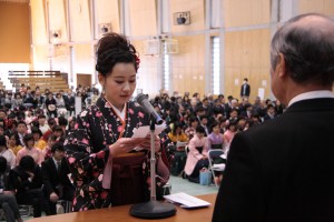 卒業生代表謝辞を述べる公共マネジメント学科 田和彩花 さん