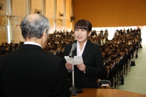 学部生代表で宣誓する 平岡陽香 さん