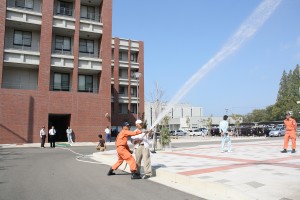 屋内消火栓による放水訓練