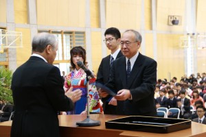 学長より学位記を受け取る大学院経済学研究科総代 山西 敦 さん