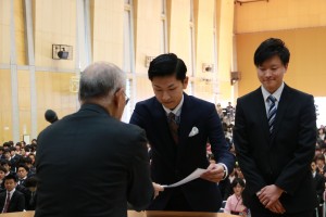 同窓会表彰を受けた 田村 隆太郎 さん（左）と 三好 友良 さん（右）