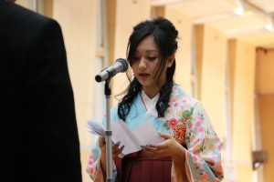 謝辞を述べる卒業生代表経済学科 藤本 美帆　 さん