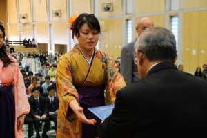 学長より学位記を授与される藤野夏子さん