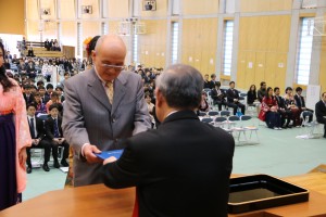 学長より学位記を授与される田辺英彦さん