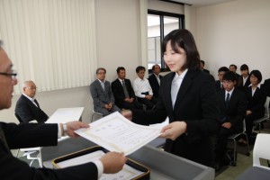 学長から表彰状を受け取る特待生