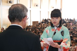 卒業生を代表し謝辞を述べる 岡 美佑さん