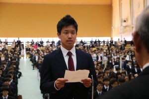 学部生代表で宣誓を述べる磯村 弥大さん