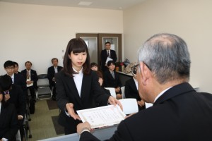 学長から表彰状を受け取る特待生