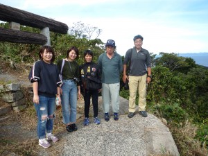 移住者の方が昼寝もするという金比羅山の山頂にて記念写真