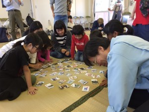 大人も子どもも楽しくカルタ大会