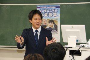 講話する本学卒業生