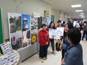 ブースの前で４名の学生