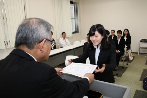 学長から表彰状を受け取る特待生