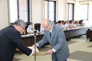 名誉教授の称号を授与される横山博司前教授