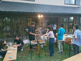 夕食で豊後牛や焼きそばなどをバーベキュー(2)