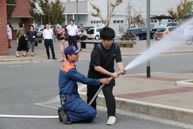 屋内消火栓を用いた放水訓練