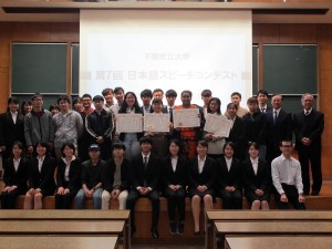 出場者と審査員、学生サポーター