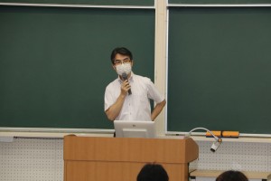 新学部について説明する杉浦副学長