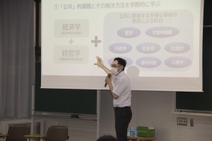 公共マネジメント学科を紹介する足立教授