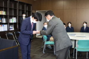 鈴木さんには後援会からの賞賜金が贈呈されました。