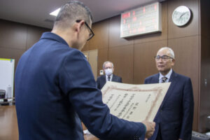 名誉教授の称号を授与される荻野喜弘元学長