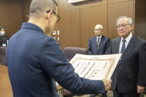 名誉教授の称号を授与される川波洋一前学長