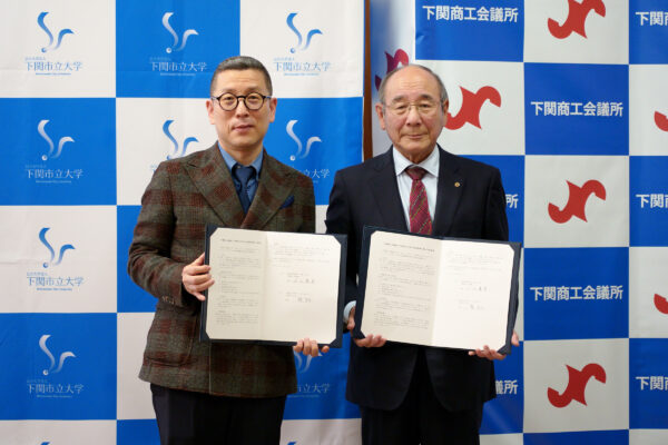 韓学長(左)と川上会頭(右)が協定書を取り交わしました