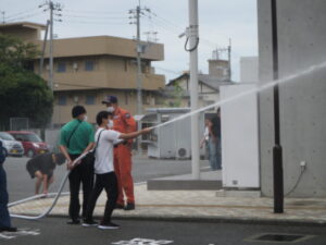 屋内消火栓を用いた放水訓練