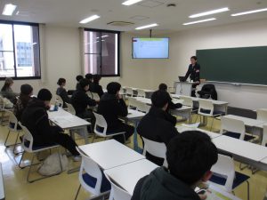 熱心に聞く学生たち