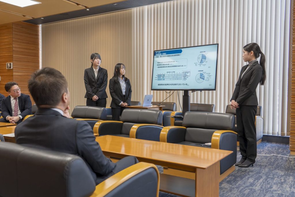 健康アプリの企画を説明する学生