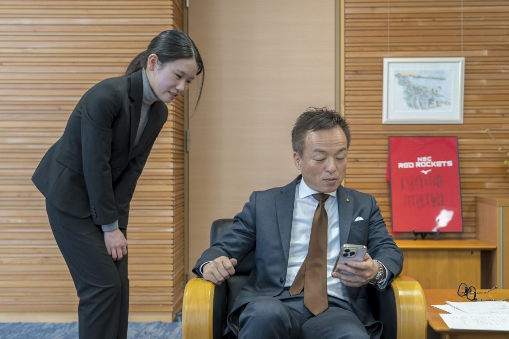 開発したアプリを試す前田市長