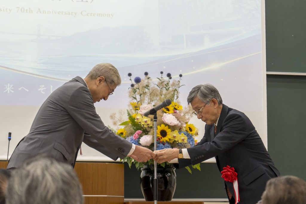 冨成同窓会長から目録の贈呈
